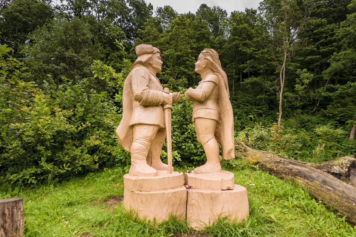 Induļa un Ārijas koka skulptūras