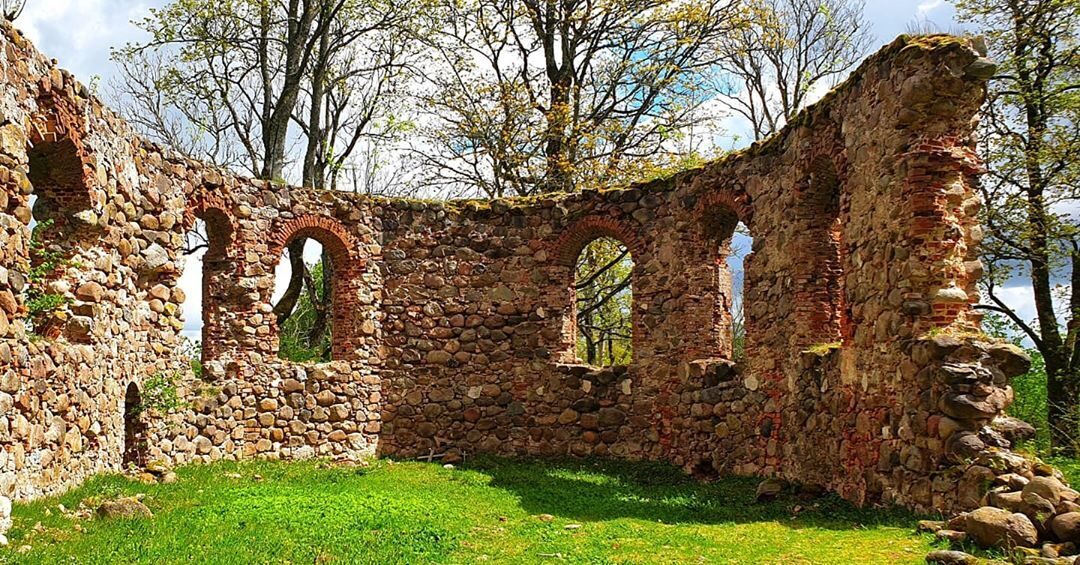   Embūte church ruins
