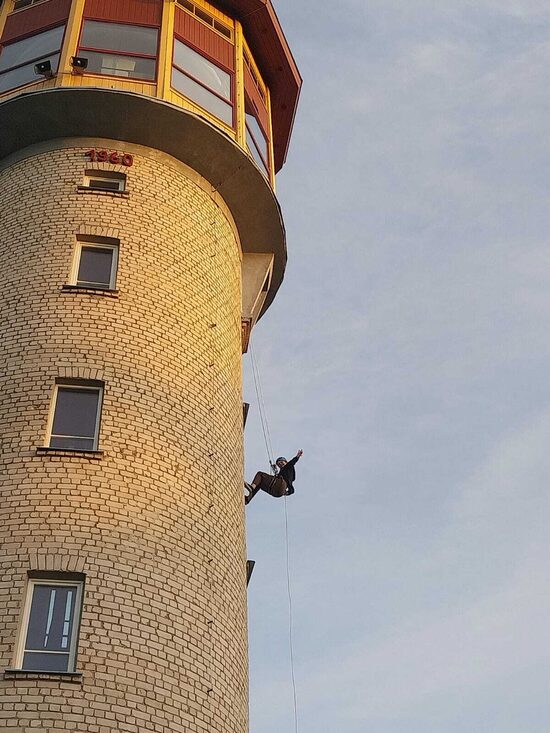 Nolaišanās no Aizputes ūdenstorņa