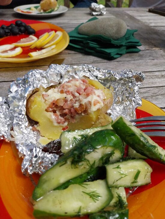 (4) Pusdieno MEŽA DIZAINA DĀRZĀ