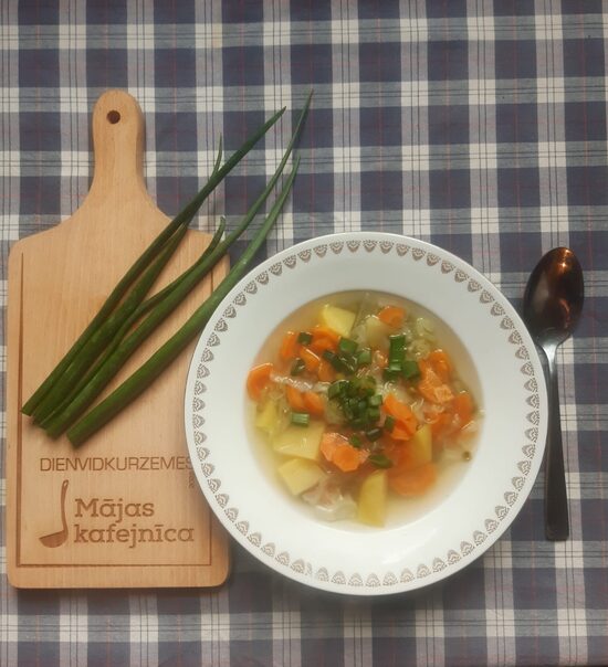 (4) Bērnības garšas “Krastmaļos” pie Tāšu ezera