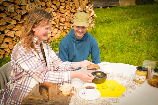 (23) Medusmaize ar pienu