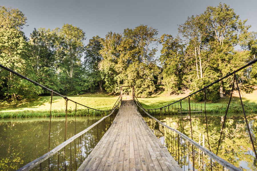 Trošu tilts pār Sakas upi