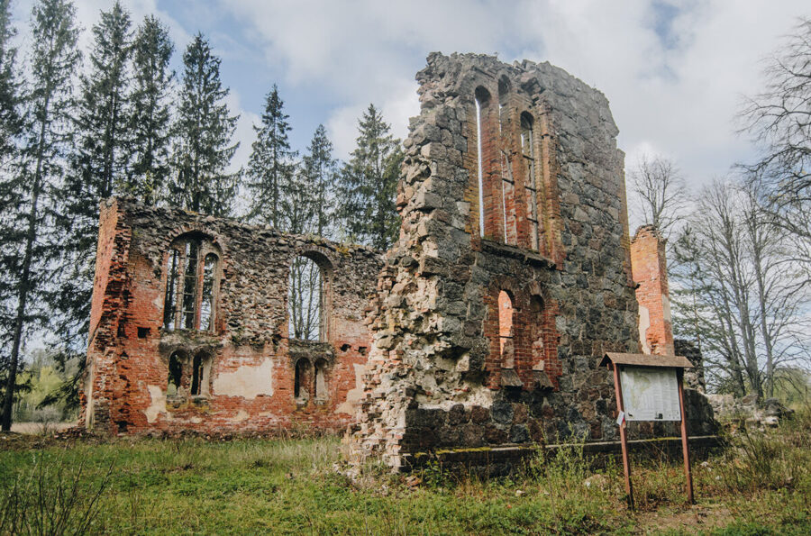 The ruins of Barta's church