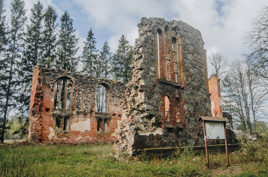 Bartos bažnyčios griuvėsiai