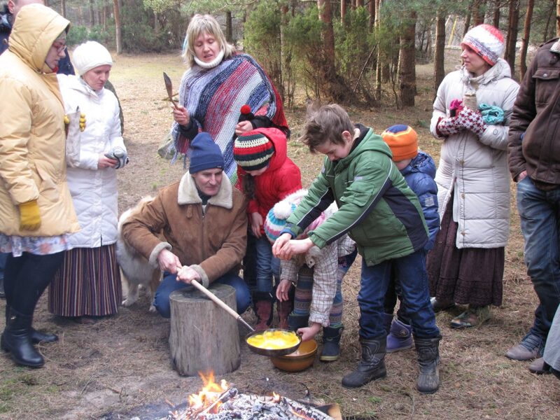 Pusdienas/ vakariņas pie ugunskura Ziemupē
