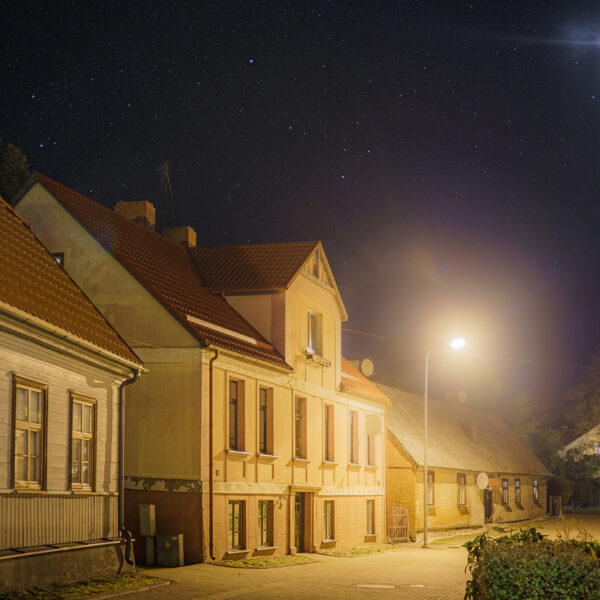 Elīna Jauniņa "Nakts burvība klusā ieliņā" Aizputē (Gājēju iela)