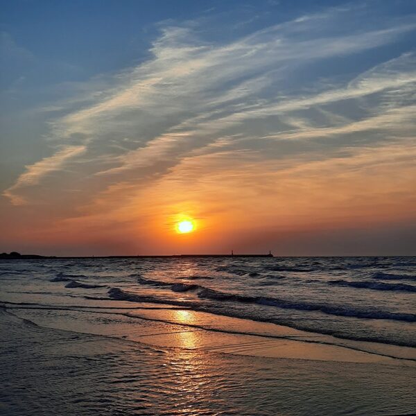 Ilona Ruskule "Viļņojas jūra un debesis" Pāvilosta