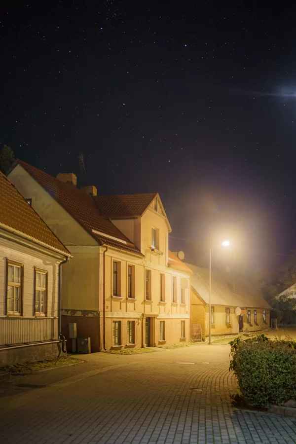 Elīna Jauniņa "Nakts burvība klusā ieliņā" Aizputē (Gājēju iela)