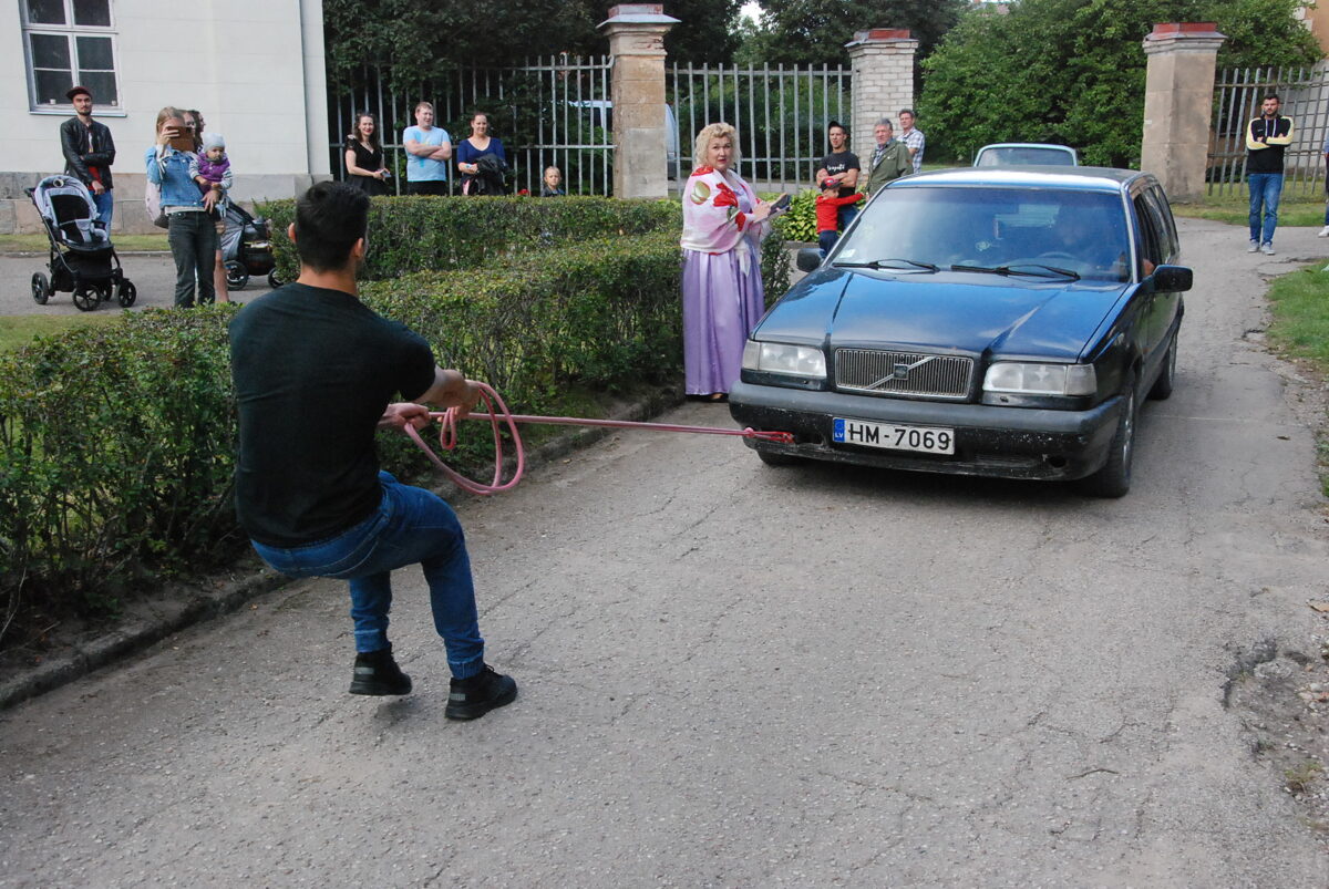 Automasinas_vilksana_Kazdangas_parka_svetki_Dienvidkurzeme.jpg